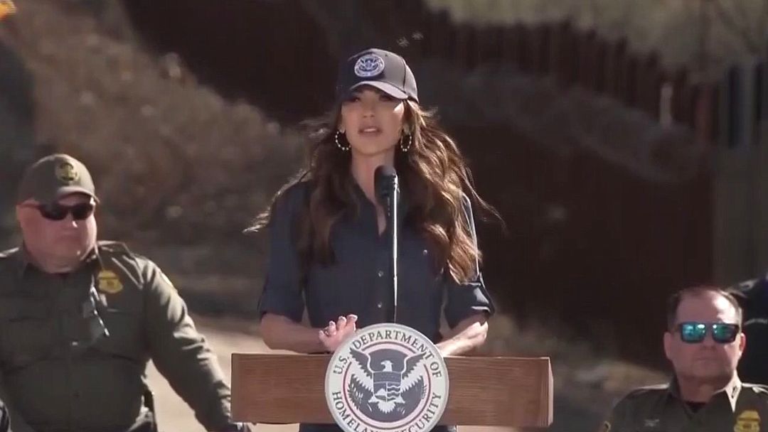 Kristi Noem: "Se acabó el mensaje de que cualquiera podía entrar a EE. UU. libremente y sin ley" | ViX