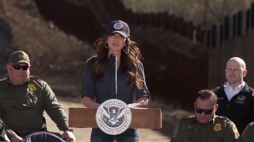 Kristi Noem: “Cuando eligieron al presidente Donald Trump, eligieron construir el muro” | ViX
