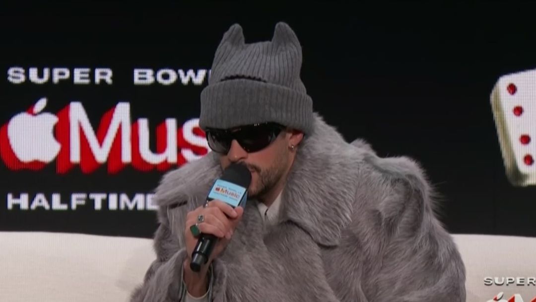 Bad Bunny honra a su madre antes del Super Bowl y celebra cantar en español | ViX