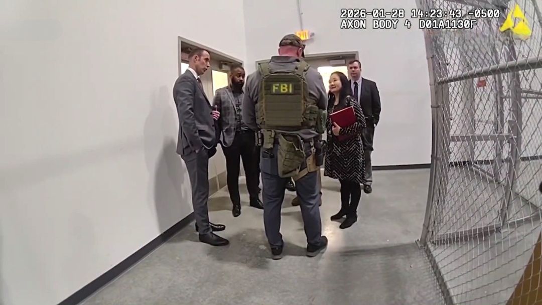 Video revela confusión del FBI en allanamiento a centro electoral de Georgia por registros de 2020 | ViX