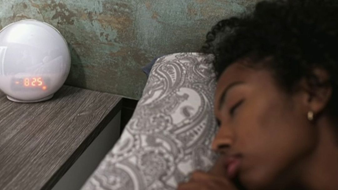 El hábito que te roba hasta 20 minutos de sueño reparador cada noche | ViX