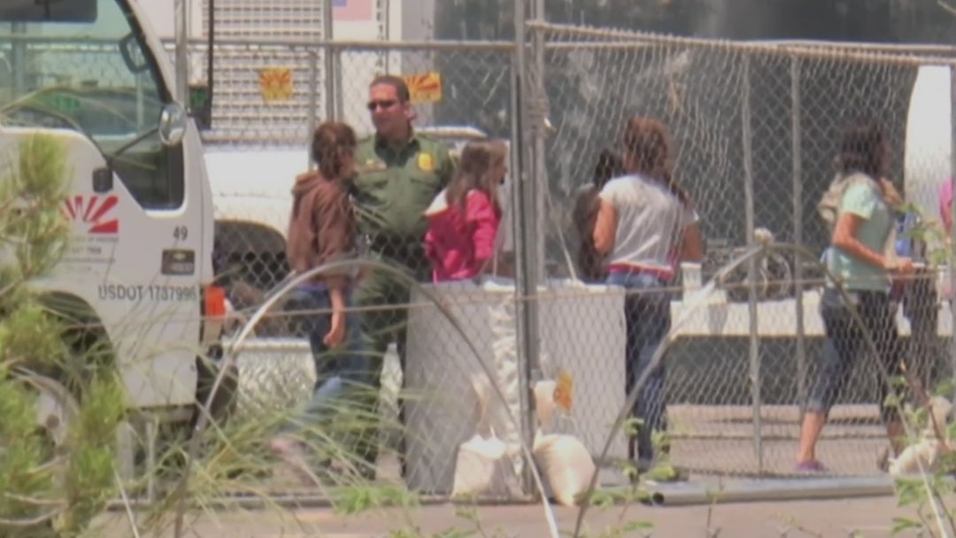 Juez federal ordena regresar a EEUU a familias deportadas bajo engaños | ViX