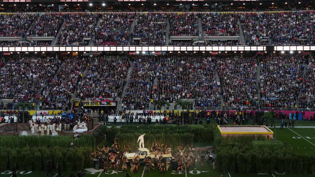 Santa Clara vive el Super Bowl más latino entre fiesta, seguridad y protestas | ViX