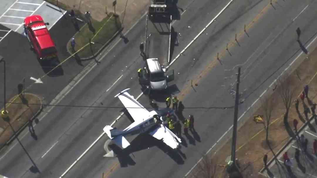 Avioneta aterriza en una avenida de Georgia con tráfico tras falla de motor | ViX