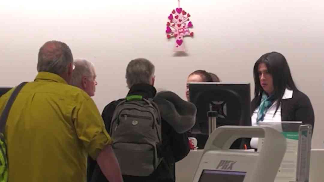 Alerta por sarampión: Reportan exposición en el aeropuerto de Phoenix y casos en Disneyland | ViX