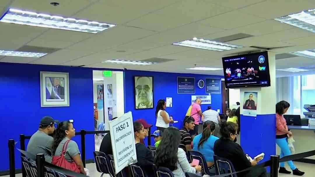 “Un nudo en la garganta”: Comunidad hispana reacciona a fin del TPS y al riesgo de miles de deportaciones | ViX