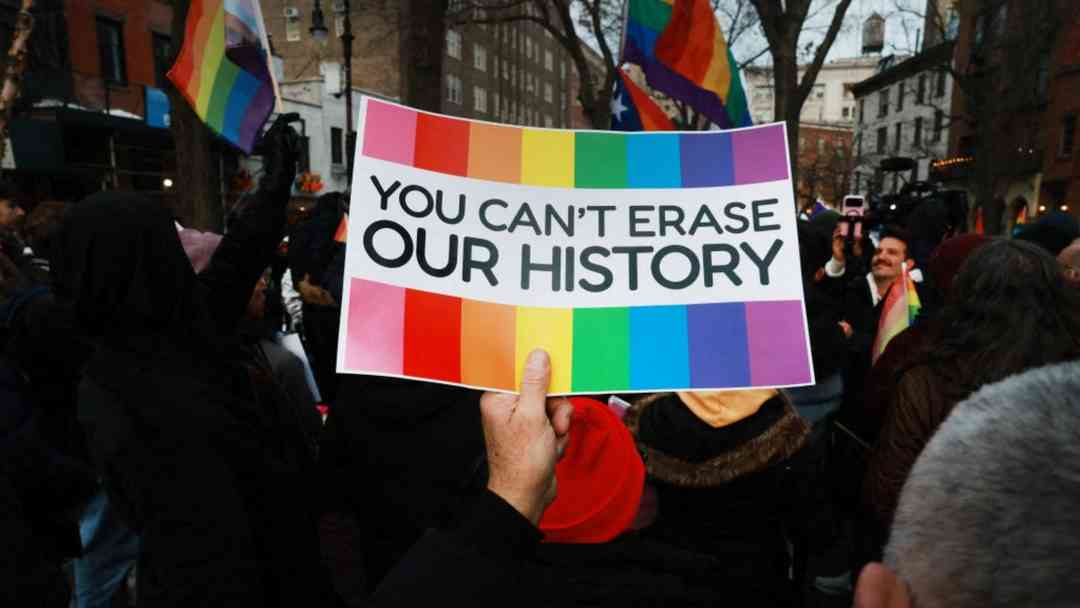 Protestas en Nueva York por remoción de la bandera LGBTQ+ en el Monumento Nacional Stonewall | ViX
