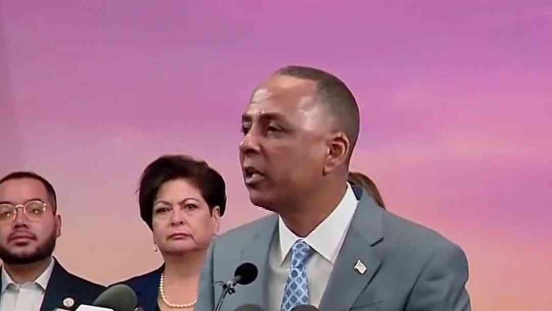 Alcalde de El Paso reacciona a cierre de espacio aéreo hoy: “Esto nunca debió pasar” | ViX