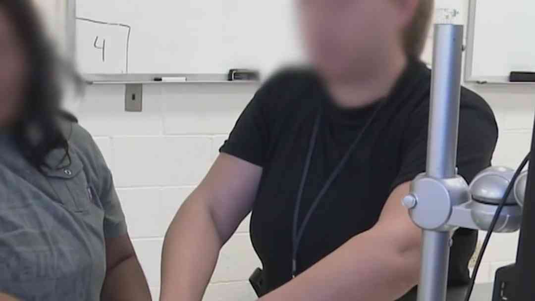 Madre hispana pide ser deportada tras muerte de su hijo mientras estaba detenida | ViX