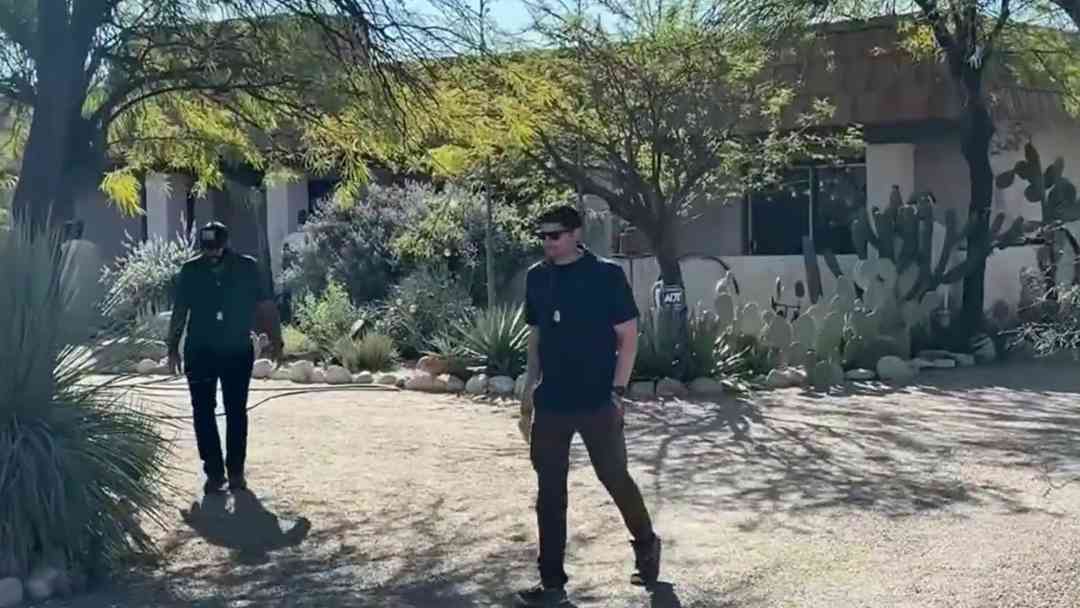 Nancy Guthrie: Piden videos a vecinos para saber quién estuvo cerca de la mamá de Savannah Guthrie | ViX