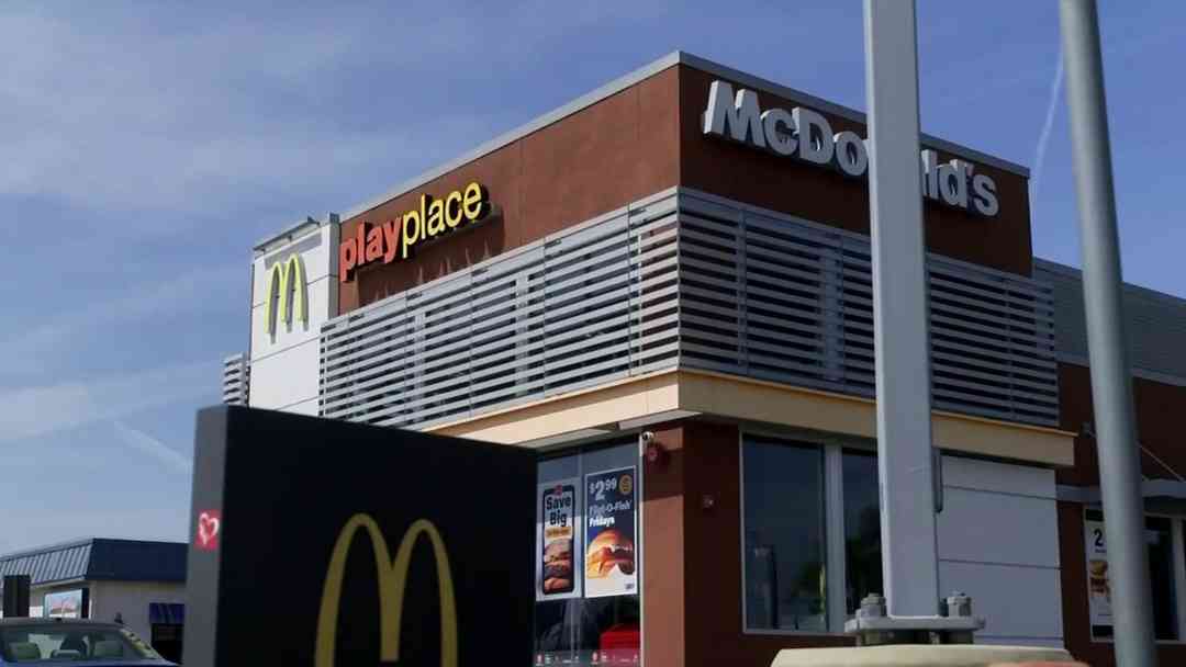 Noticias de negocios en 1 minuto N+ Univision: Menús económicos habrían ayudado a los ingresos mundiales de McDonald's | ViX