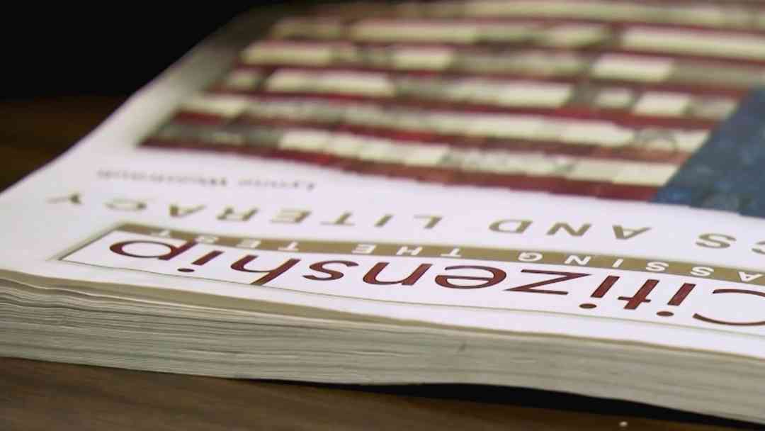 Gobierno de Trump redobla esfuerzos para revocar la ciudadanía a personas naturalizadas | ViX