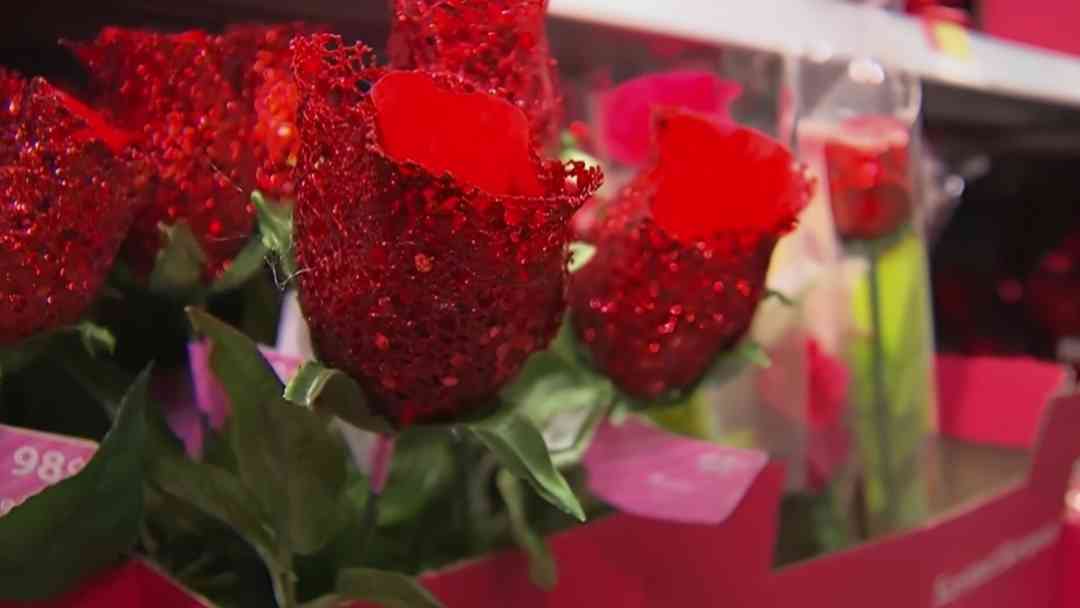 En duda comercio por 14 de febrero en Los Ángeles; por miedo a salir a trabajar o ir a restaurantes | ViX