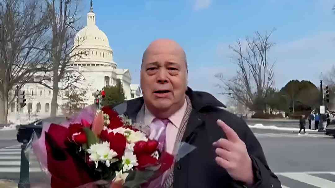 Confusión en el Capitolio: Policía ordena eliminar flores enviadas por la Embajada de Colombia | ViX