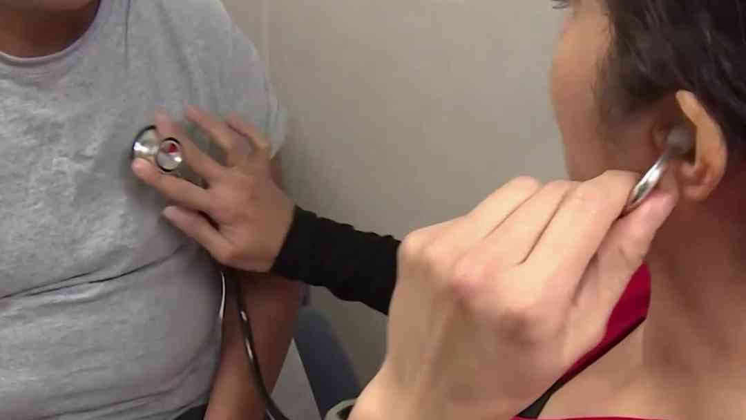 Mujer en centro de Dilley, Texas, suplica que le dejen hacerse estudios médicos; teme padecer cáncer | ViX