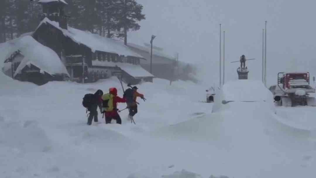 Hallan sin vida a ocho esquiadores desaparecidos durante avalancha cerca del lago Tahoe en California | ViX