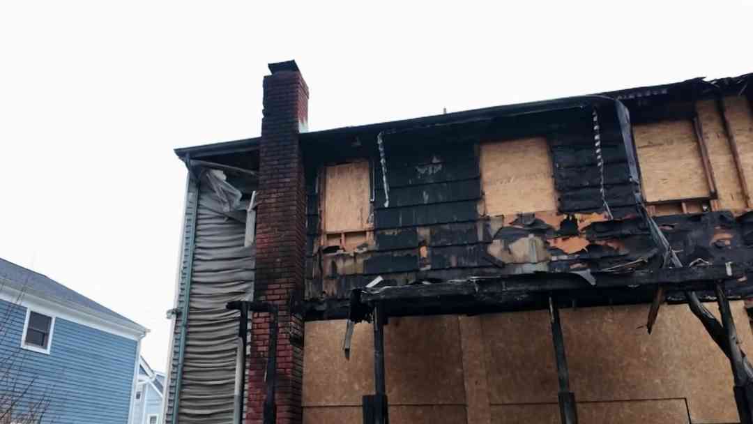 Tres familias inmigrantes pierden su casa por un voraz incendio en Nueva York; imágenes del tenso rescate | ViX