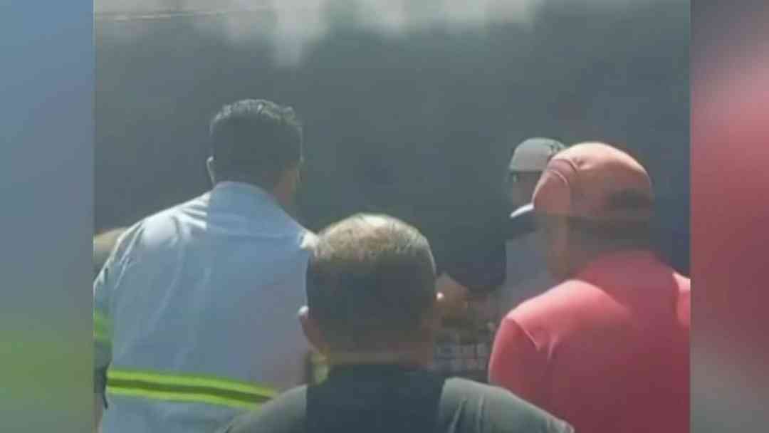 Sin pensarlo dos veces, valientes policías y vecinos rescatan a familia de un incendio en una casa de México | ViX