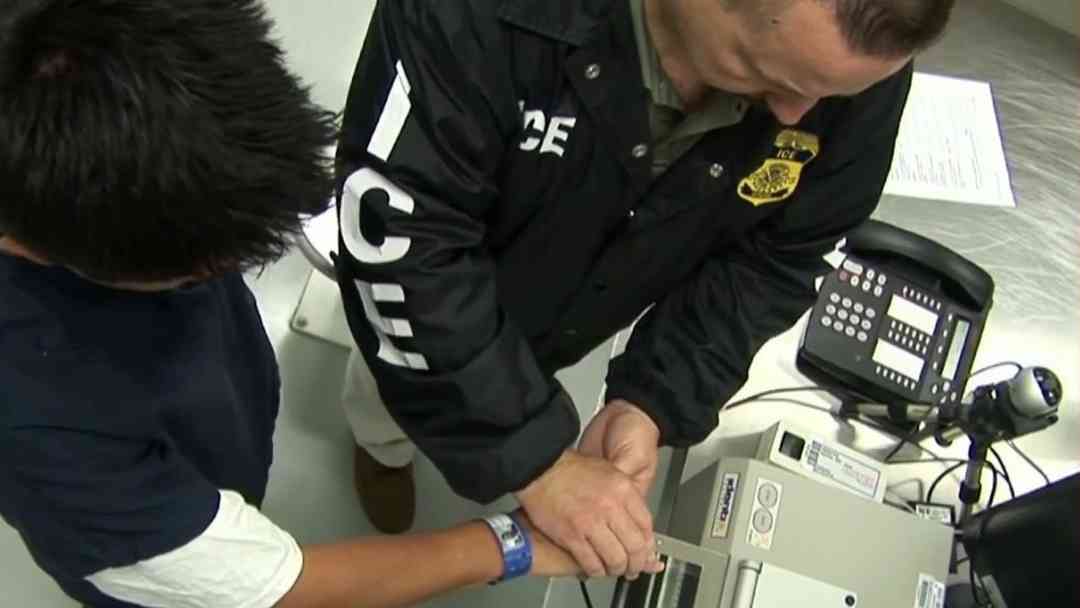 ¿Qué hacer si soy refugiado sin tarjeta de residencia y ICE toca a mi puerta? | ViX