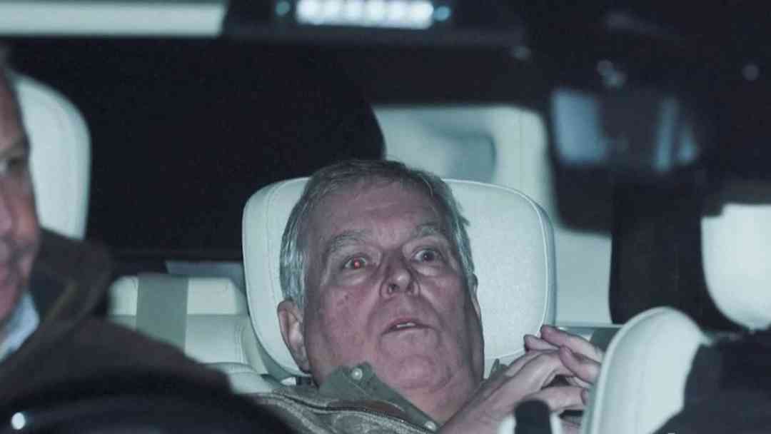 Primeras imágenes del expríncipe Andrés al salir de la comisaría de policía por escándalo Epstein | ViX