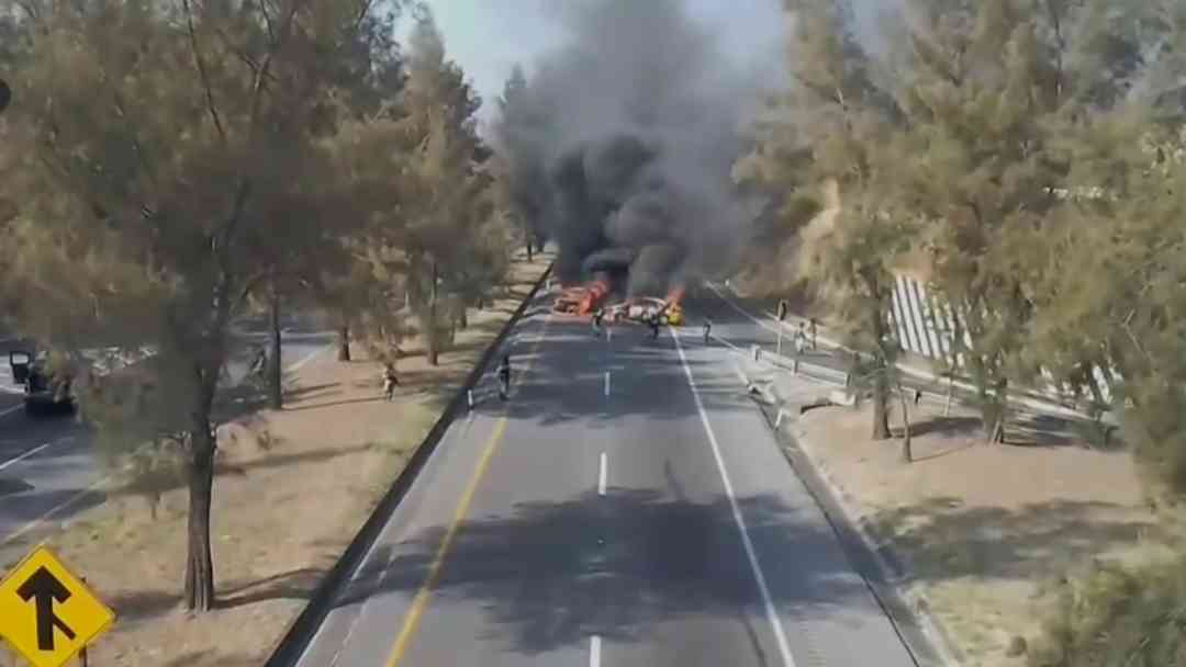 Bloqueos e incendios paralizan 12 estados en México tras caída del "Mencho" | ViX