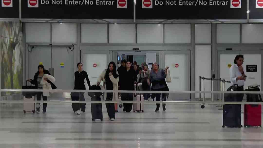 Pasajeros llegan en shock a al aeropuerto de Houston tras violencia en Guadalajara | ViX