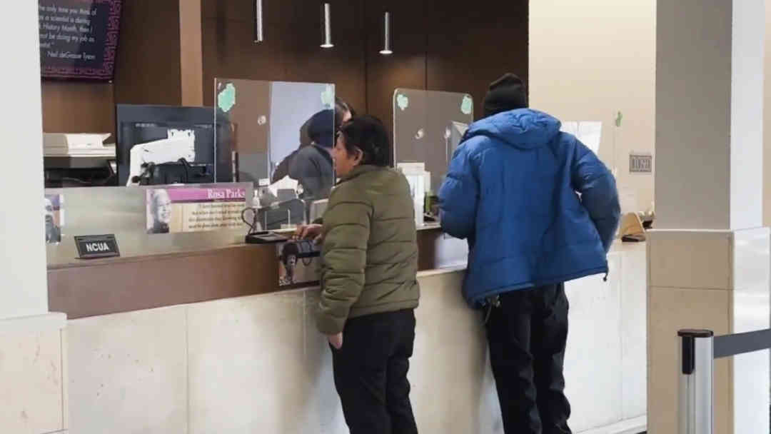 ¿Economía de inmigrantes en peligro?: Trump contempla exigir a bancos pruebas de ciudadanía de sus clientes | ViX