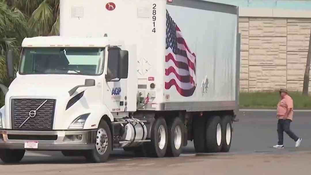 Miles de camioneros reciben buena noticia: Juez revoca temporalmente el intento de revocarles licencias | ViX