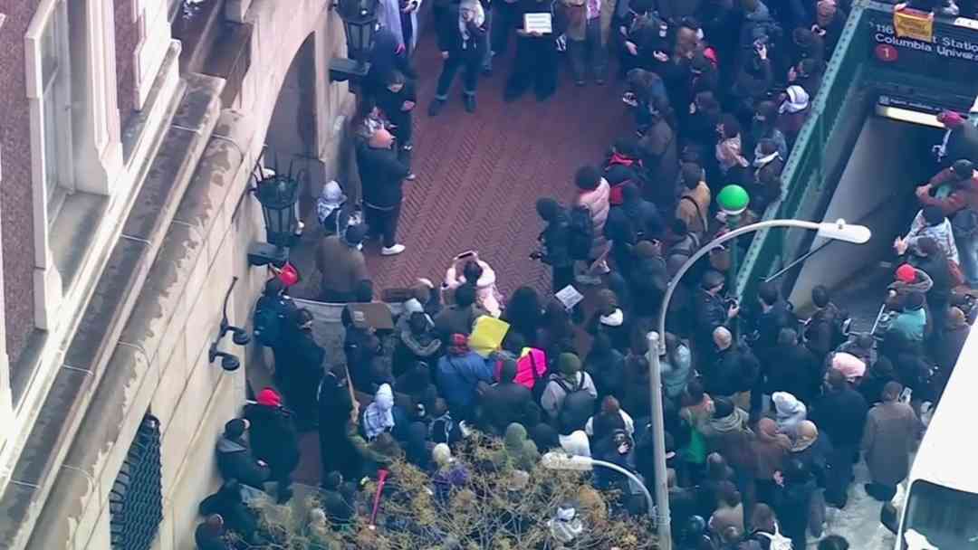 ¿Por qué hay protestas en la Universidad de Columbia? Denuncian acciones de agentes de inmigración | ViX