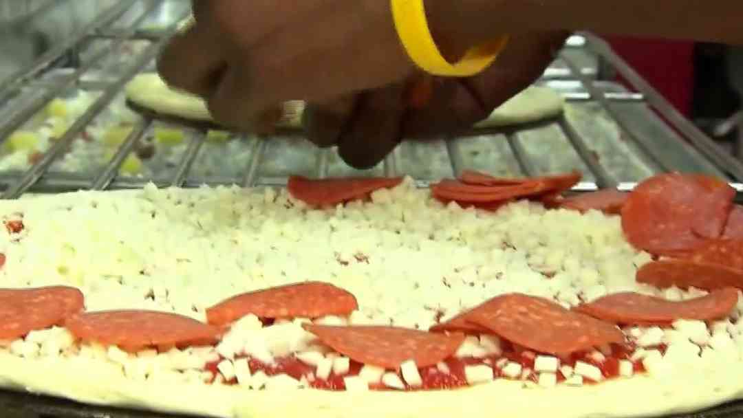 En 1 minuto Noticias de Negocios en N+ Univision: ¿La cadena de pizzas Papa John's está en crisis? | ViX