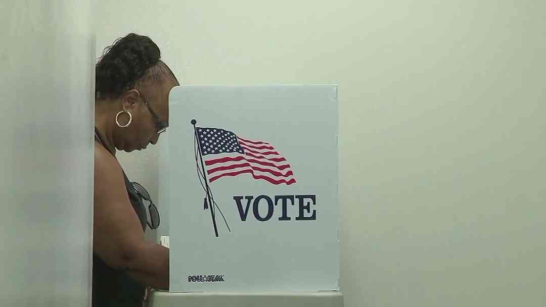 ¿Es legal? Experto constitucionalista advierte que Trump busca control electoral "por la fuerza" | ViX