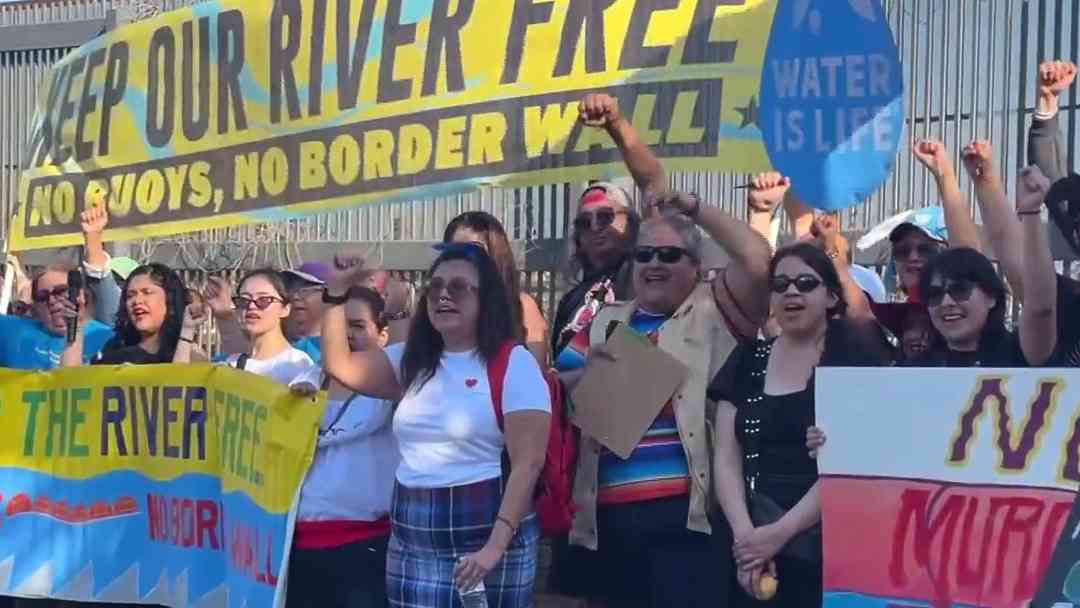 Protestan en Texas por instalación de boyas en el Río Bravo: Denuncian peligro mortal para migrantes | ViX