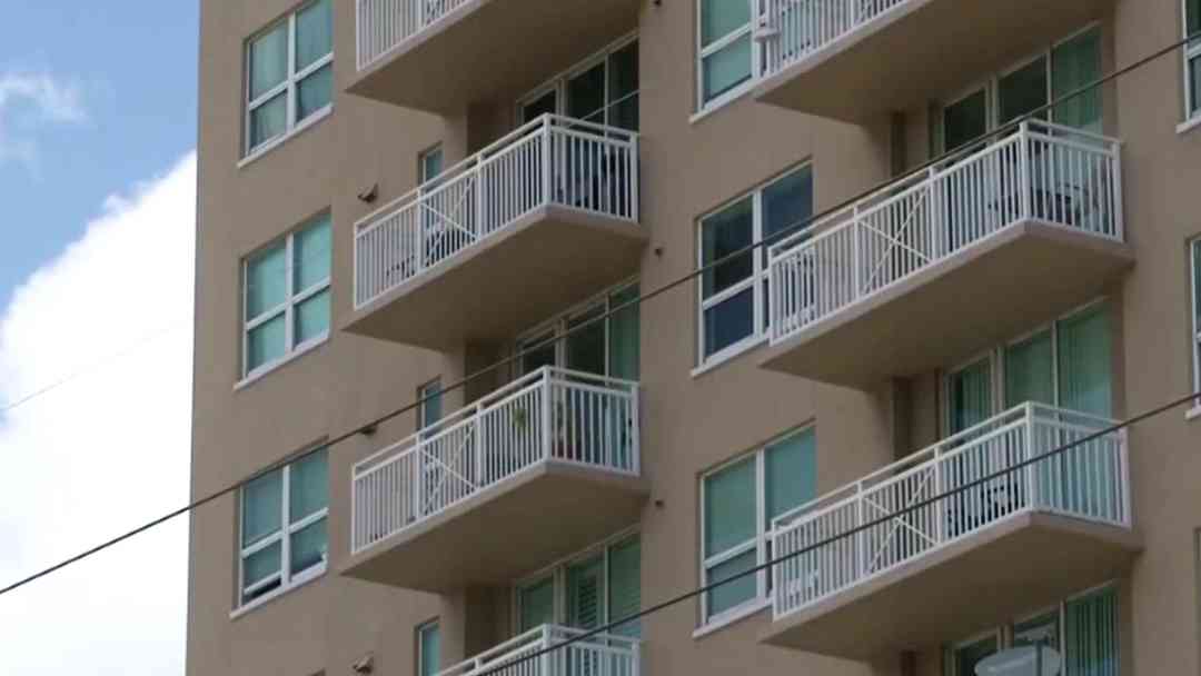 ¿Cómo va la propuesta para eliminar la asistencia federal para la vivienda a familias con estatus migratorio mixto? | ViX