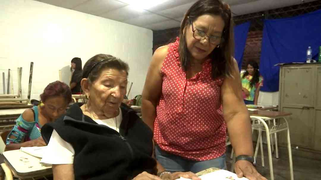 Historia que inspira: Abuela cumple su sueño y entra a la escuela por primera vez con 94 años de edad | ViX