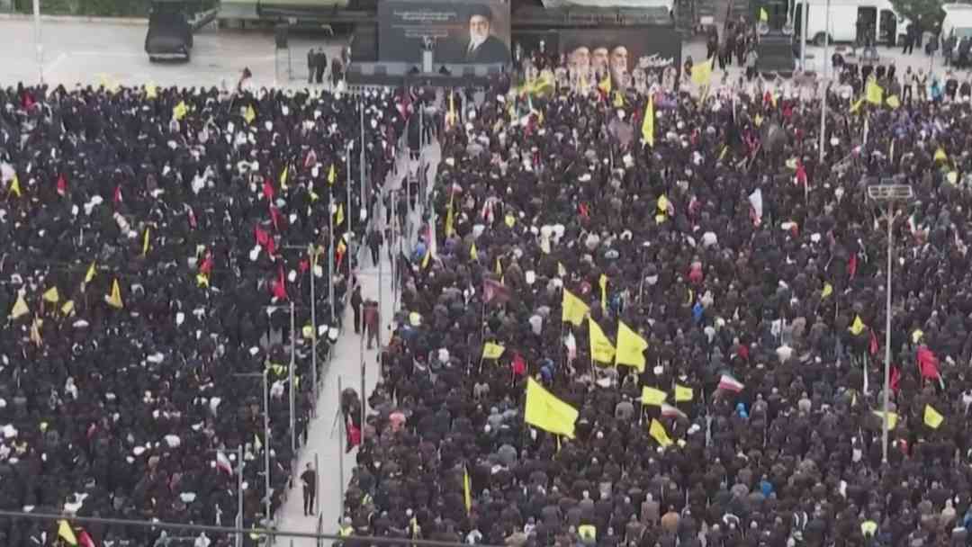 Irán confirma la muerte de Ali Jameneí y miles de iraníes salen a las calles a protestar | ViX