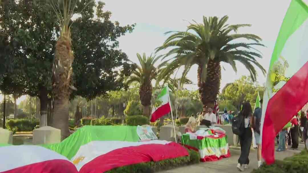 Miles de personas marchan en Westwood, L.A., por cambio de régimen en Irán | ViX