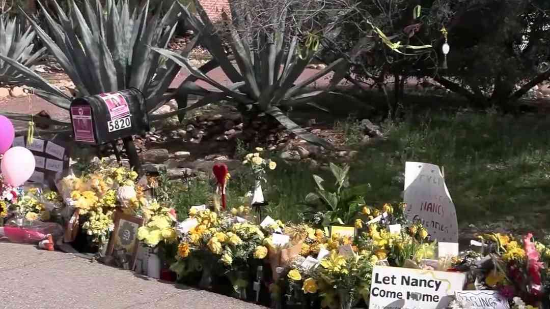 "Mamá te extrañamos mucho": Familia de Nancy Guthrie visita casa de la mujer desaparecida hace un mes | ViX