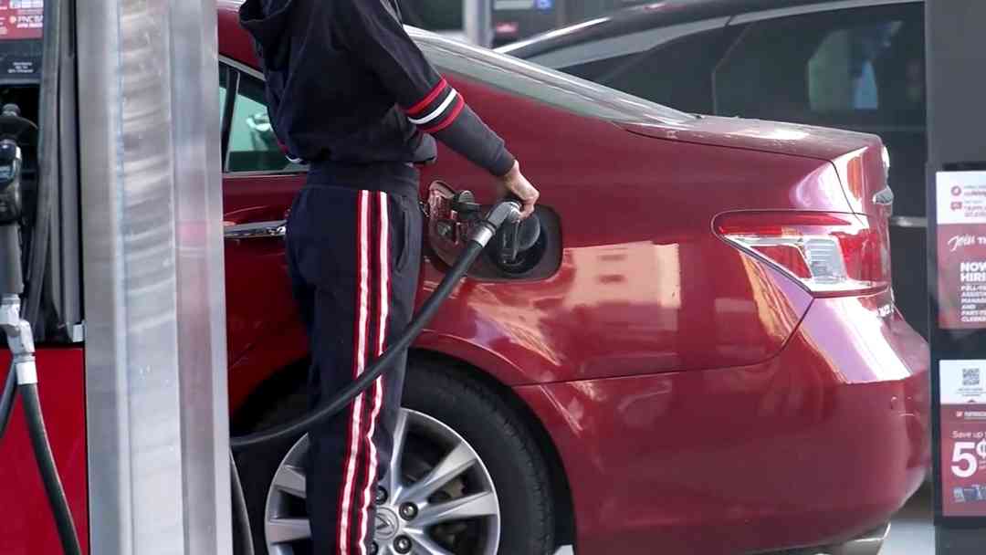 En 1 minuto Noticias de Negocios en N+ Univision: ¿Se avecina crisis por precio de la gasolina? | ViX