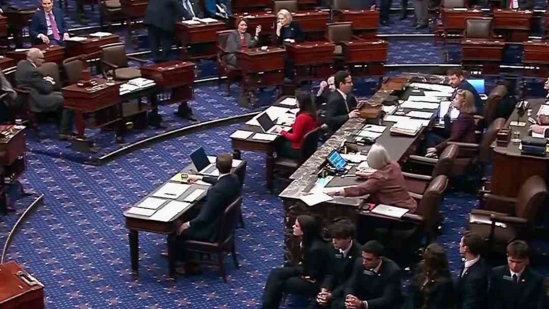 Senado vota resolución que podría limitar poder militar de Donald Trump en Irán | ViX