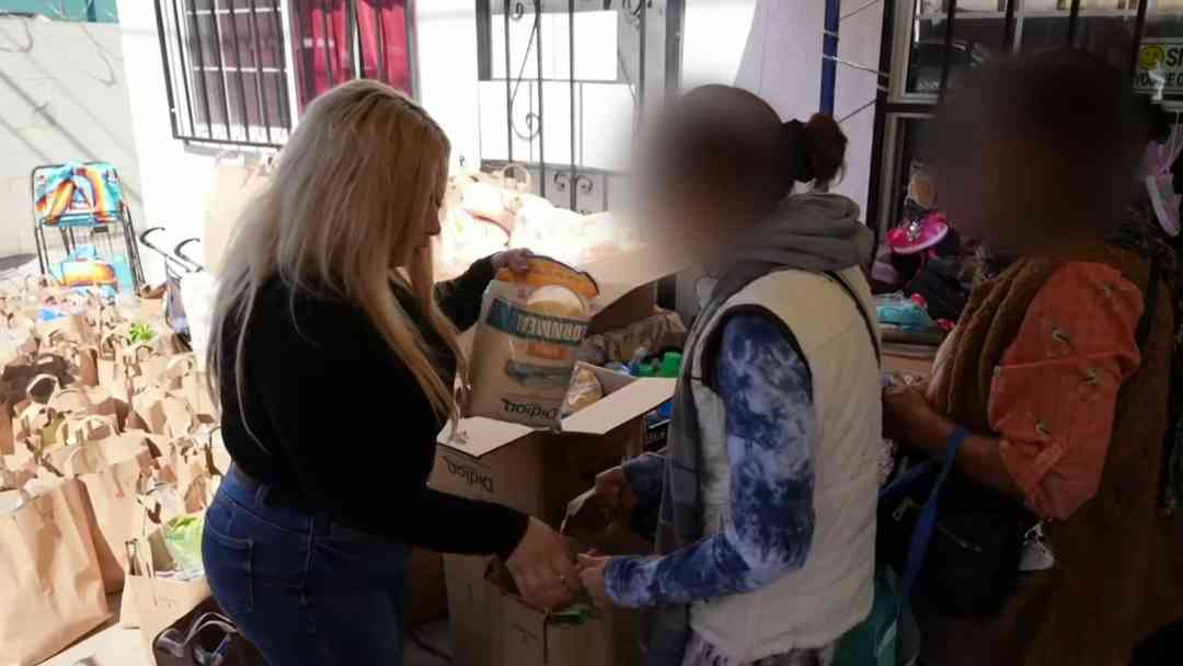 "Pagamos renta o comemos": Familias inmigrantes reciben ayuda de la empresaria Brenda Apolinar en Los Ángeles | ViX