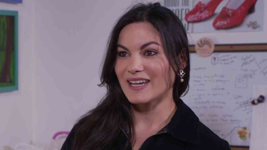 Isadora Angulo transforma reciclaje en arte con calzado hecho a mano | ViX