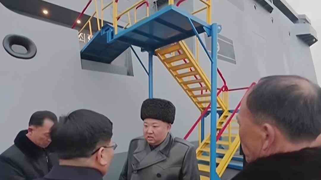 Kim Jong-un inspecciona un destructor de 5000 toneladas y supervisa pruebas de misiles | ViX
