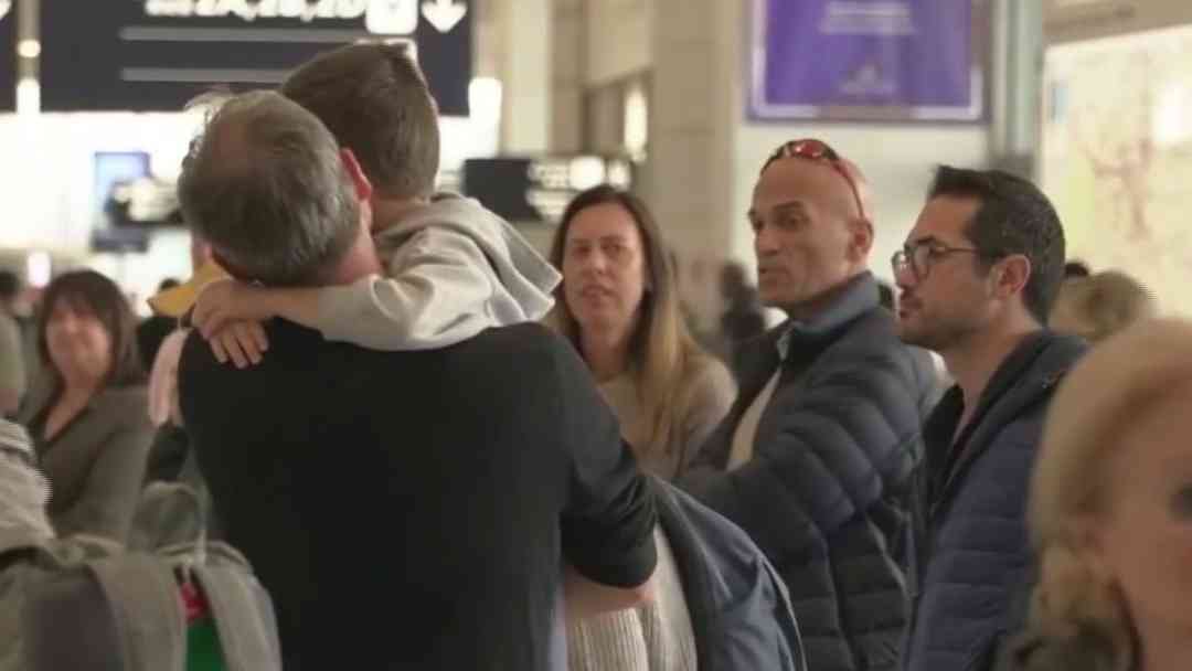 Llega a Nueva York vuelo desde Dubái con evacuados por conflicto con Irán | ViX