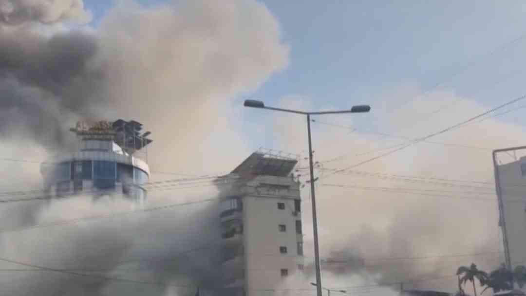 Israel lanza nuevos ataques sobre Beirut y aumenta la cifra de personas desplazadas en el Líbano | ViX