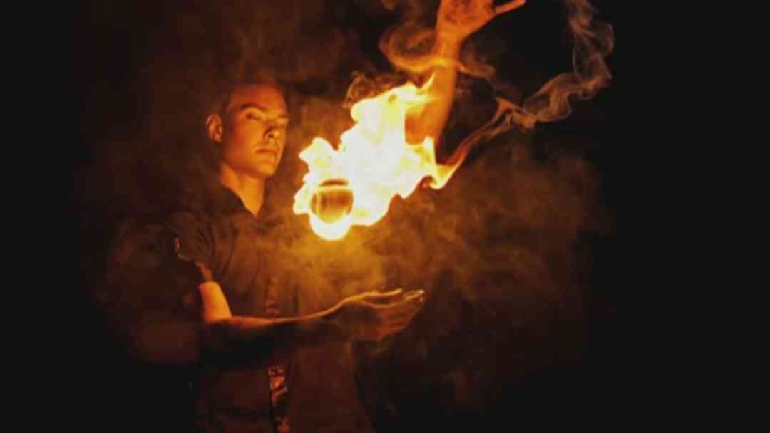 Reto viral: Jóvenes arriesgan la vida al ingerir productos inflamables por un peligroso | ViX