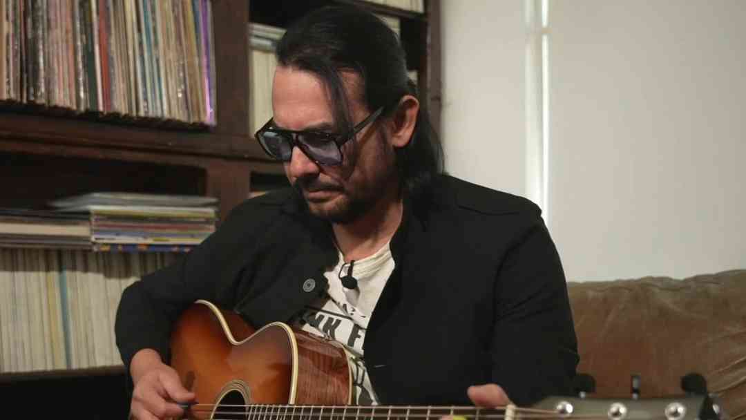 Entre pinceles y acordes: así es la casa de Beto Cuevas en Los Ángeles | ViX