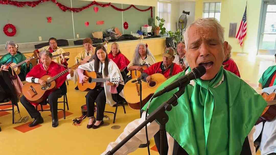 “Sueños de Oro”: inmigrantes jubilados en California cambiaron el silencio por música | ViX