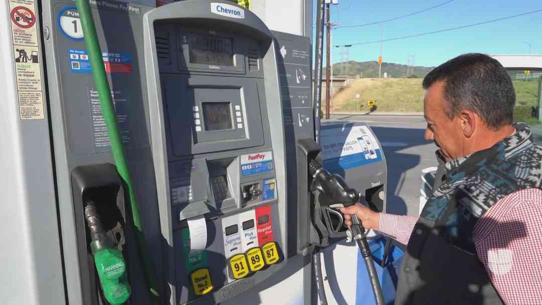 Conflicto en Medio Oriente eleva precios de gasolina en EEUU | ViX