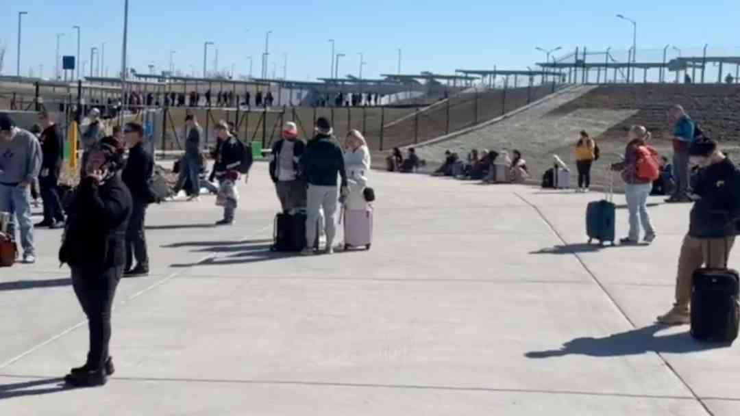 Caos en aeropuertos: problemas por cierre de gobierno y Kansas City reabre tras desalojar aviones | ViX