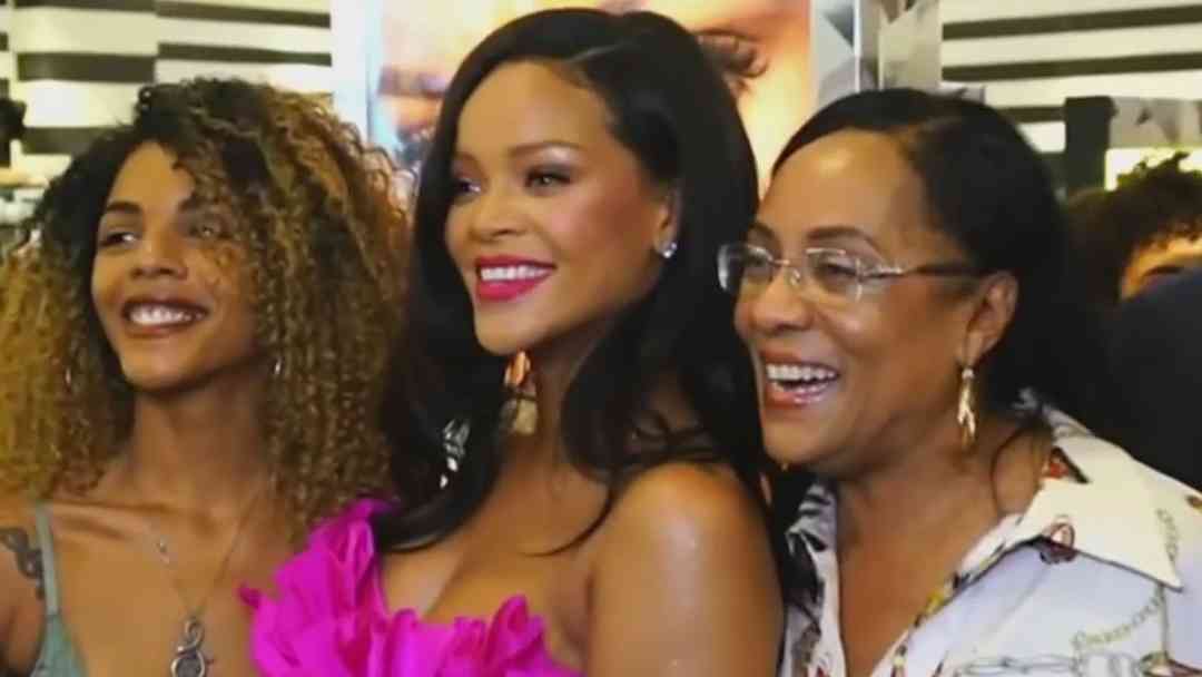 Rihanna en casa durante tiroteo: Mujer ataca con un rifle AR-15 su mansión en Beverly Hills | ViX